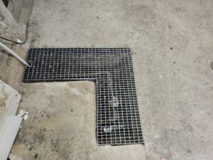 caillebotis acier galvanisé sur mesure avec découpe angle pour passage technique