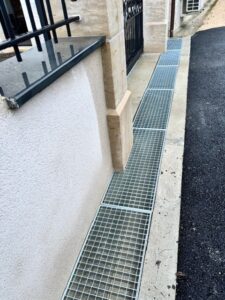 Réalisations caillebotis sur mesure : grille caillebotis caniveau carrossable acier galvanisé sur mesure