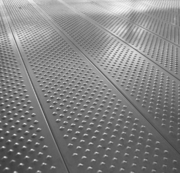 plancher métallique antidérapant acier sur mesure tôle à picots