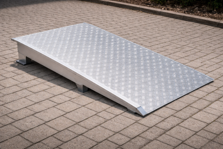 rampe d'accès aluminium sur mesure antidérapante pour PMR